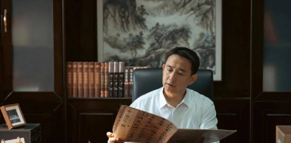 在光明县,不得不处理蒋新民留下的烂摊子,不过幸好市里派了梅晓歌过来
