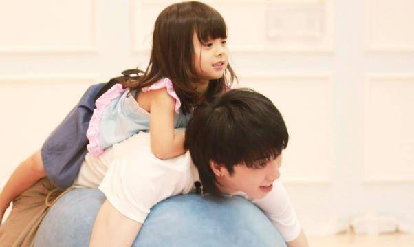 华晨宇2岁女儿正脸照公开,遗传了爸妈的好基因,网友:真漂亮_孩子_父母