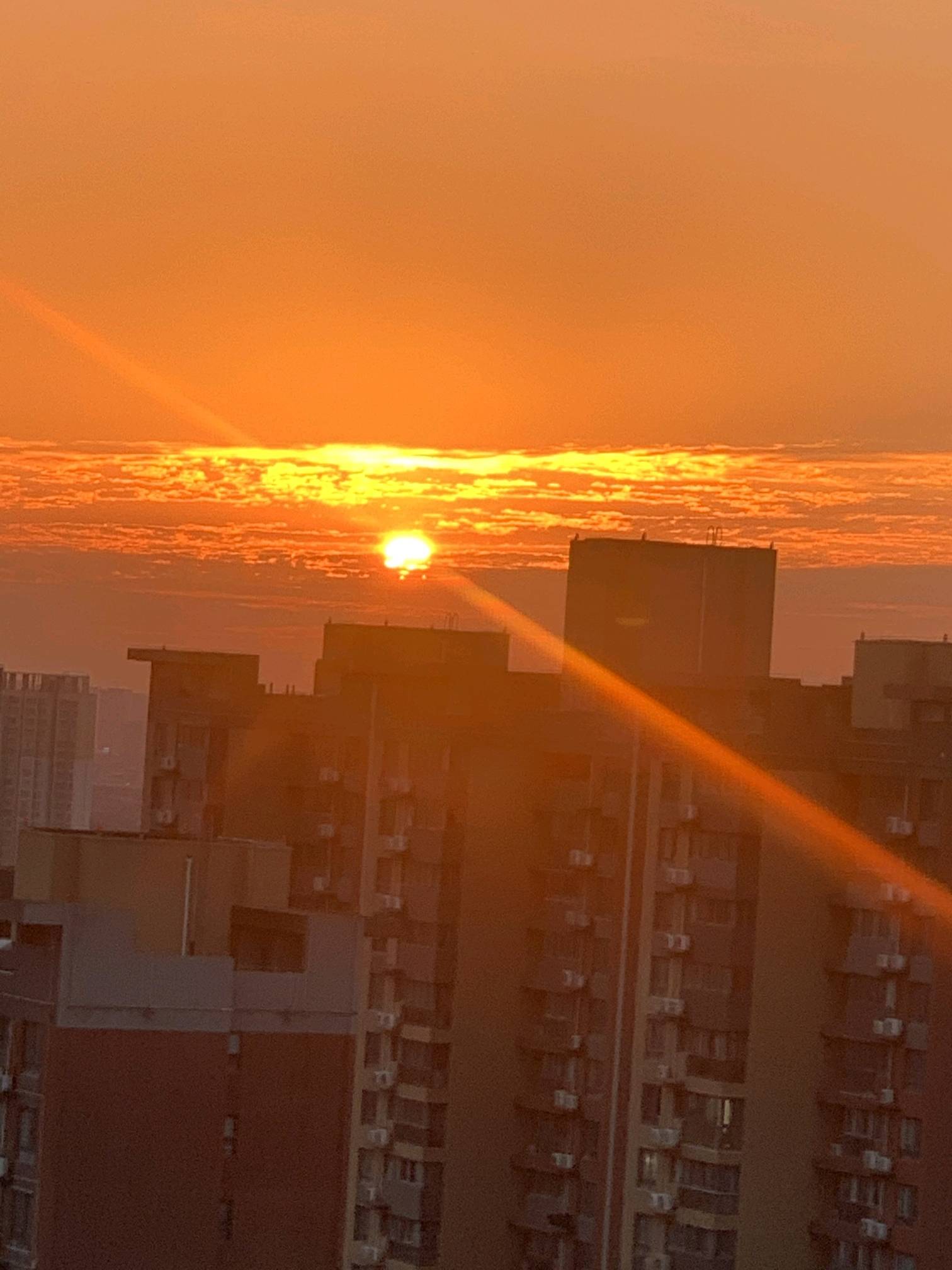 站在楼顶看雨后夕阳