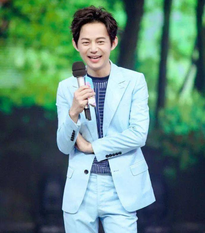 何炅亲密牵手神秘男被拍,不婚背后隐情引猜测,其实他也曾有女友_明星