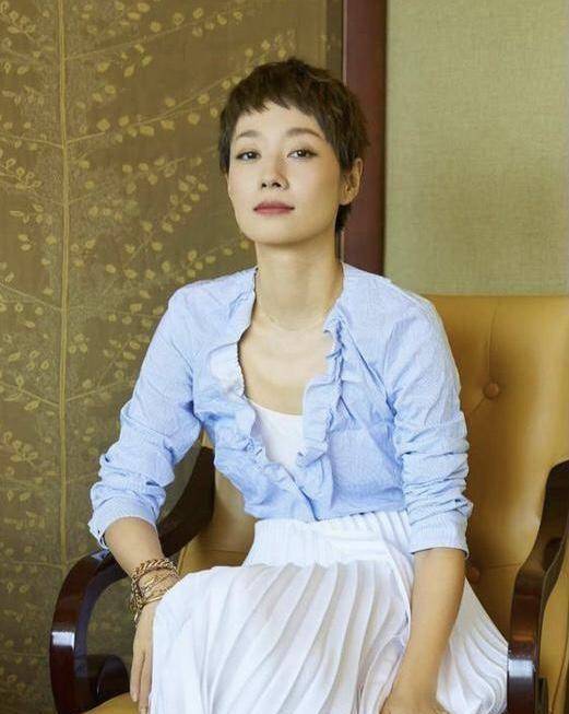 蒋欣,,王子文,林心如,马伊琍时髦穿搭,与众不同_衬衫_身材_百褶裙