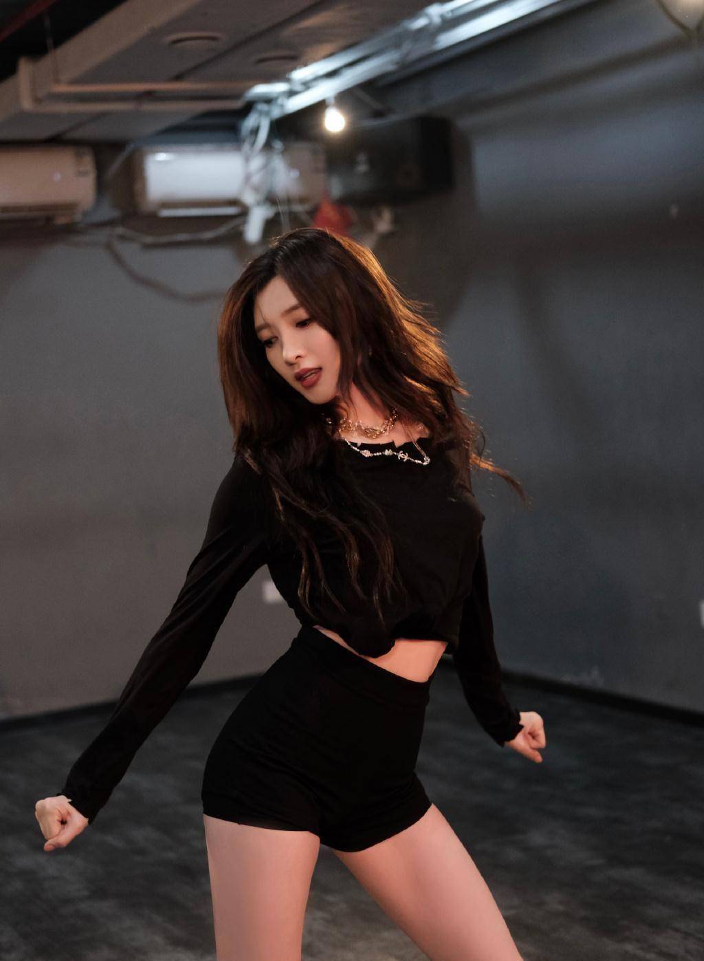 江疏影越来越放得开了,34岁穿露腰装配热裤,凹出满屏女团范_小熊猫