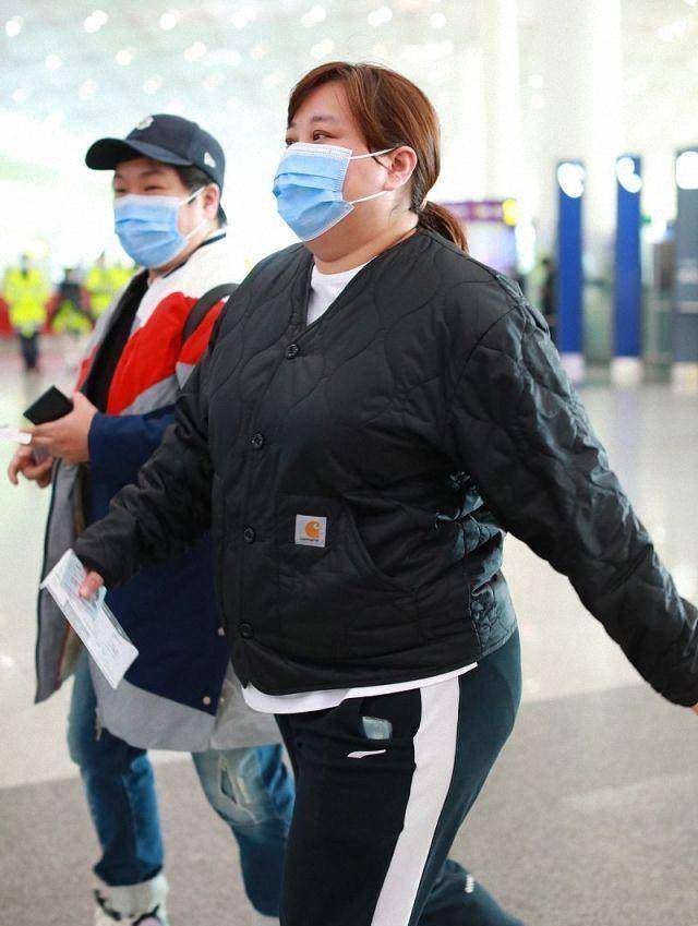 贾玲彻底放飞自我,宽松棉服遮不住腰间赘肉,迈八字步气场十足_身材