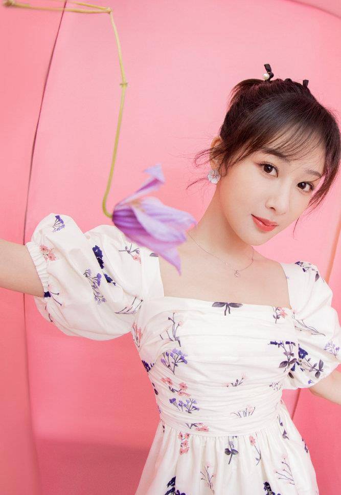 杨紫晒别人拍的美照,坚持是自己拍的,被追问房间里还有谁_自拍_长裙