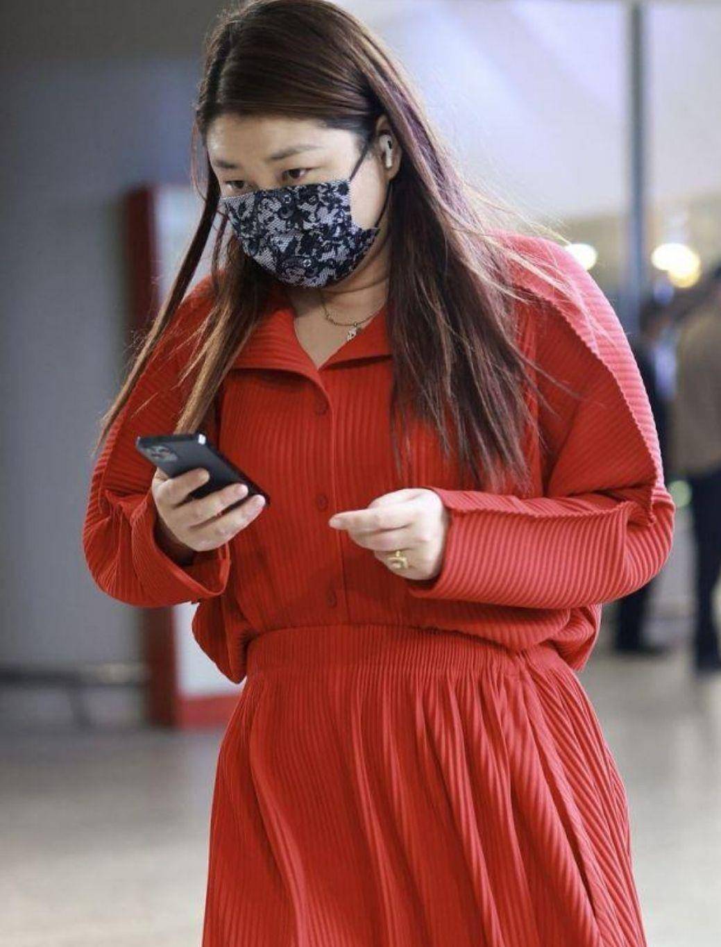 杨天真不愧是老板人物,自信穿红色连衣裙走机场,气质不输女明星_女性