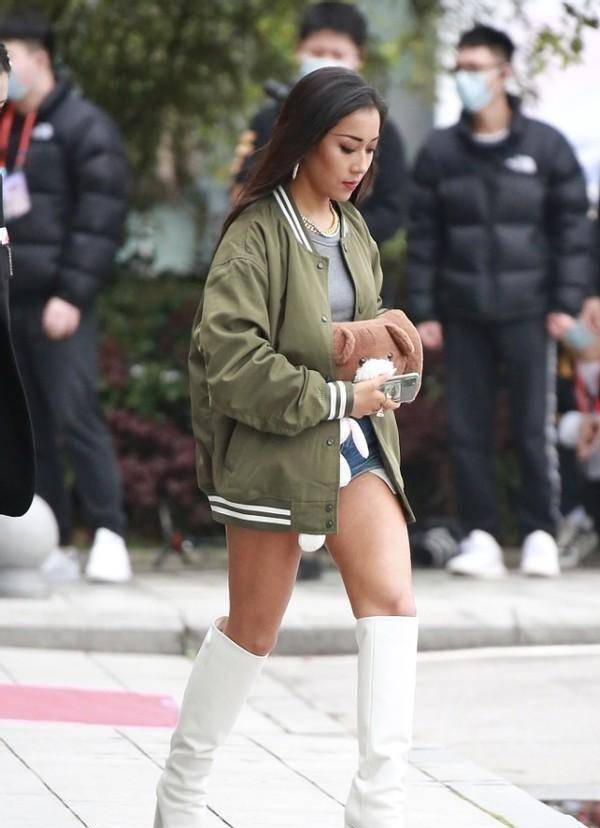 吉克隽逸虽然肤色黑但很自信,穿骑行裤秀长腿,真不愧是辣妹子_短裤