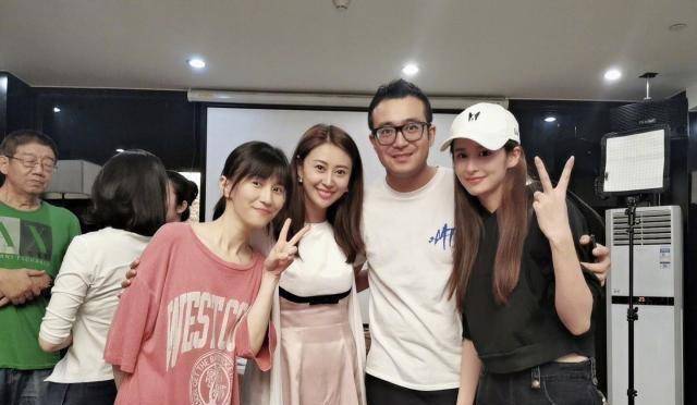 继papi酱是周冬雨的毕业论文导师后,原来她和颖儿也是同学!