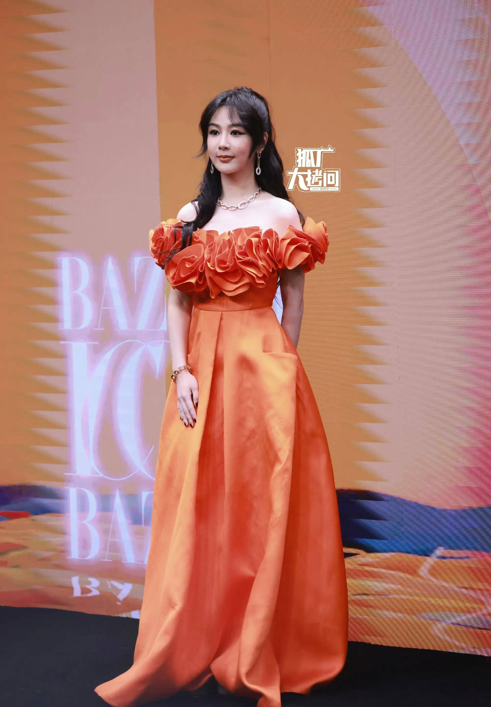 时尚芭莎红毯:杨紫,迪丽热巴双双翻车,童谣脸上的痘印清晰可见_造型