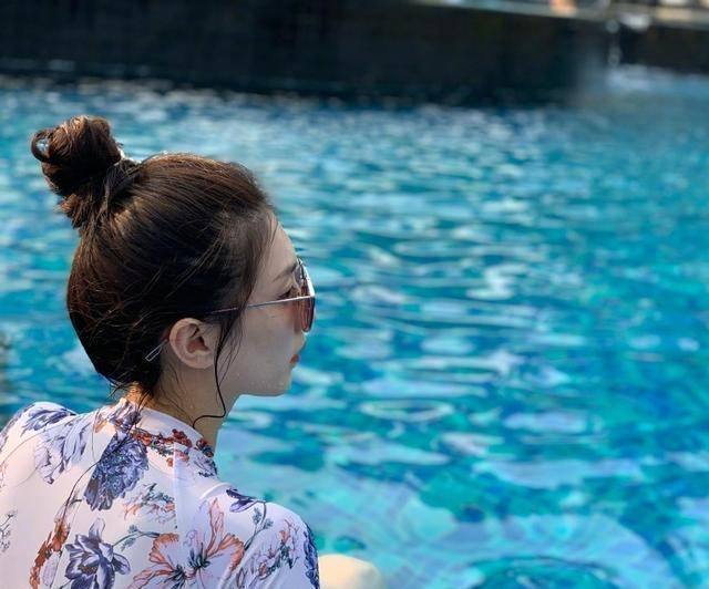 江疏影晒"男友视角"泳装照,扬言第二天删除:大长腿若隐若现_赵丽颖