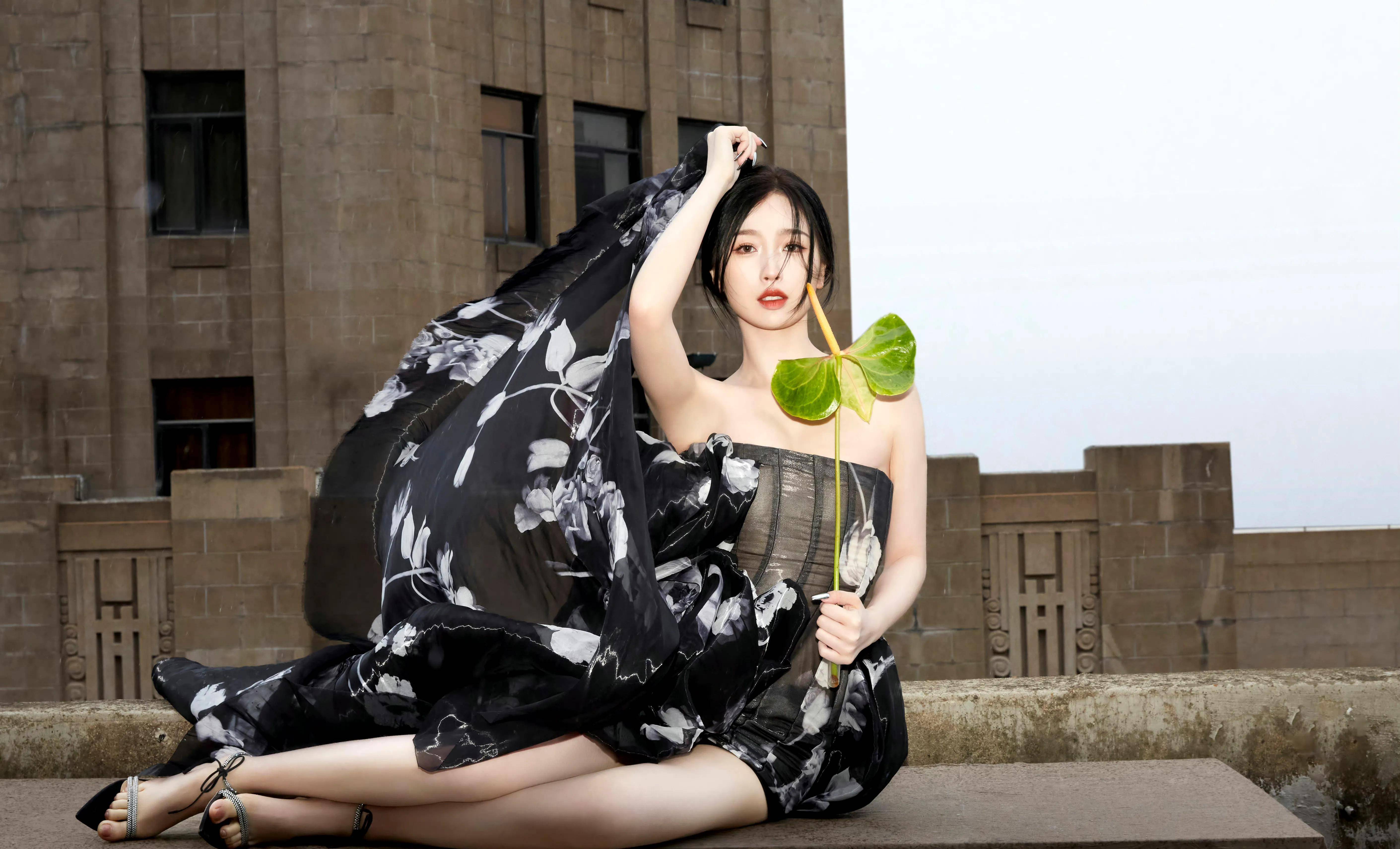 微博之夜虞书欣穿水墨白花黑裙造型好美,露大长腿又高又瘦杀疯了_漂亮