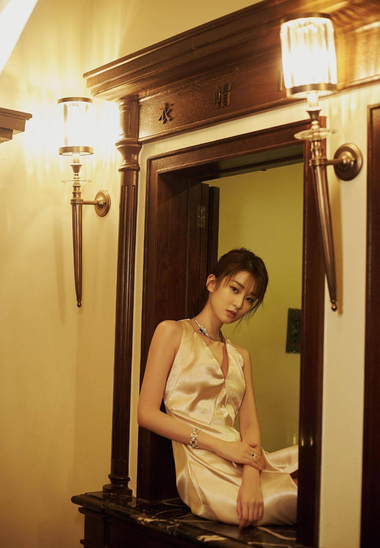 乔欣终于不扮乖乖女,一袭黄色高时尚礼服大秀曼妙身材,时尚时髦_衣服