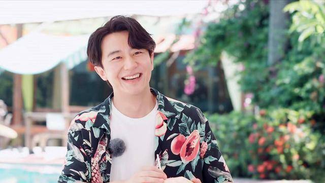 黄轩恋爱后首现身,穿汉字t恤搭配短裤简单随性,双手插兜似路人_气质