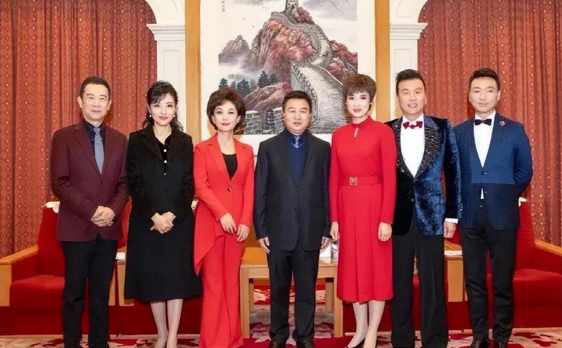 52岁周涛美的出挑,站什么位置都抢镜_衬衫_造型_风格