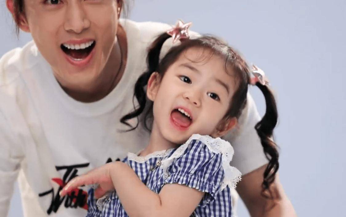 后李承铉慢慢就淡出观众的视野了,直到旅行真人秀综艺《想想办法吧!