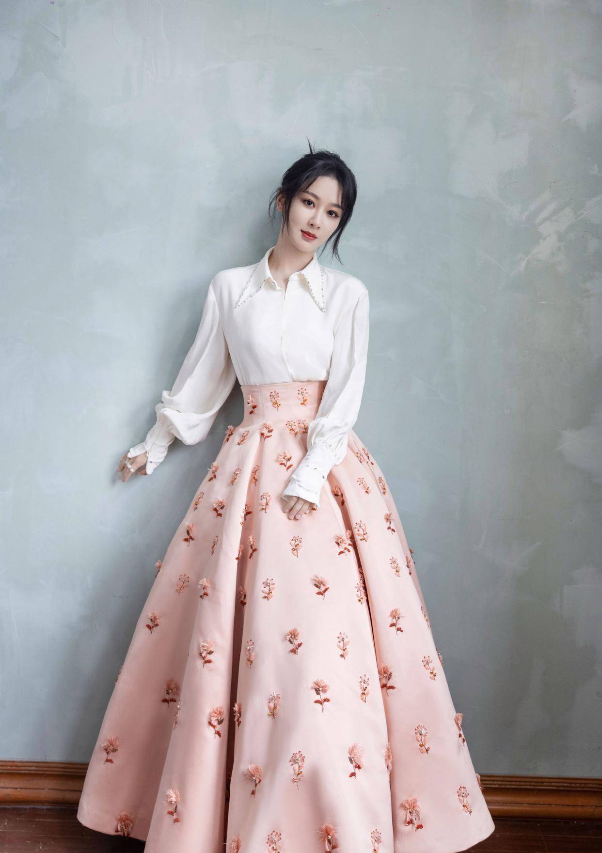 杨紫出席微博晚会,身穿白色衬衫搭配粉色碎花裙,清新甜美的_活动_裙子