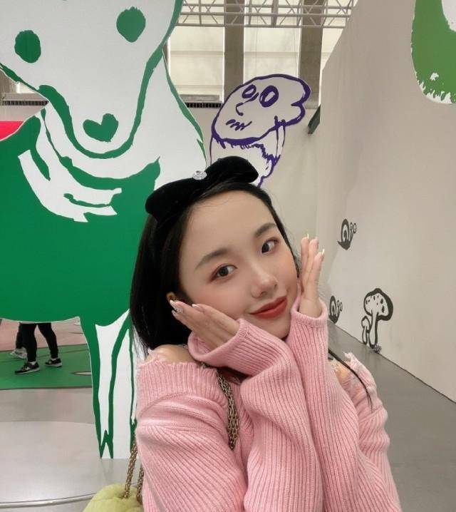 赵丽颖跟网红同框,被修得亲妈不认,阿沁实力诠释网红和明星的区别