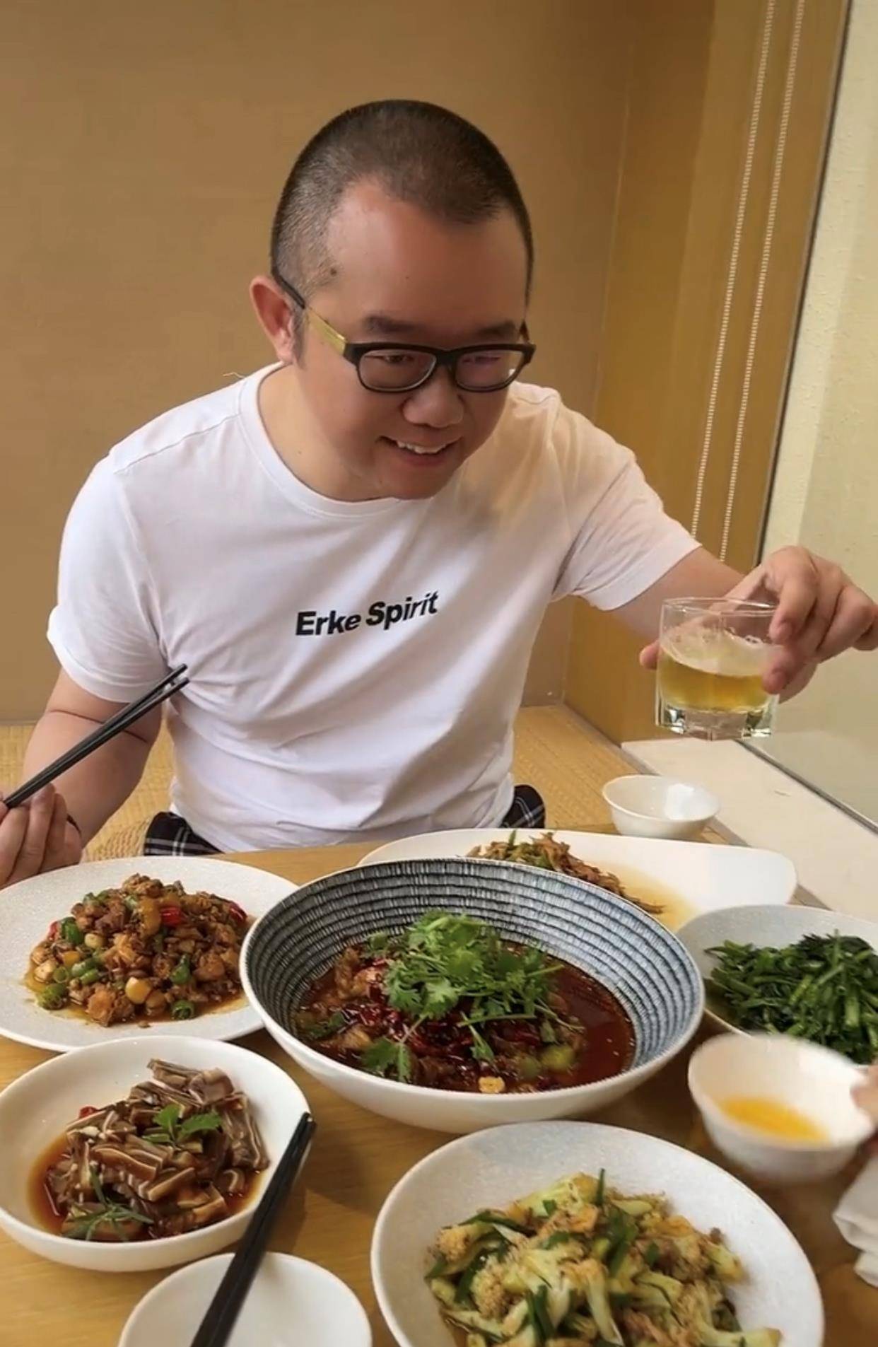 44岁涂磊隐退后仍潇洒晒豪华别墅惹争议疑开百万豪车生活幸福