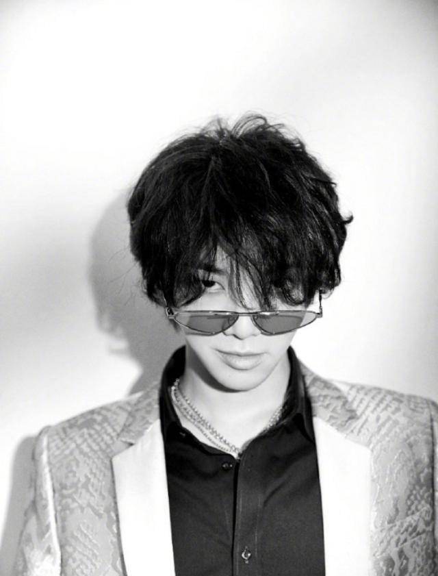 火星人变异,华晨宇金属指套 刺绣西装,雅痞混搭范太撩!_气质_节目