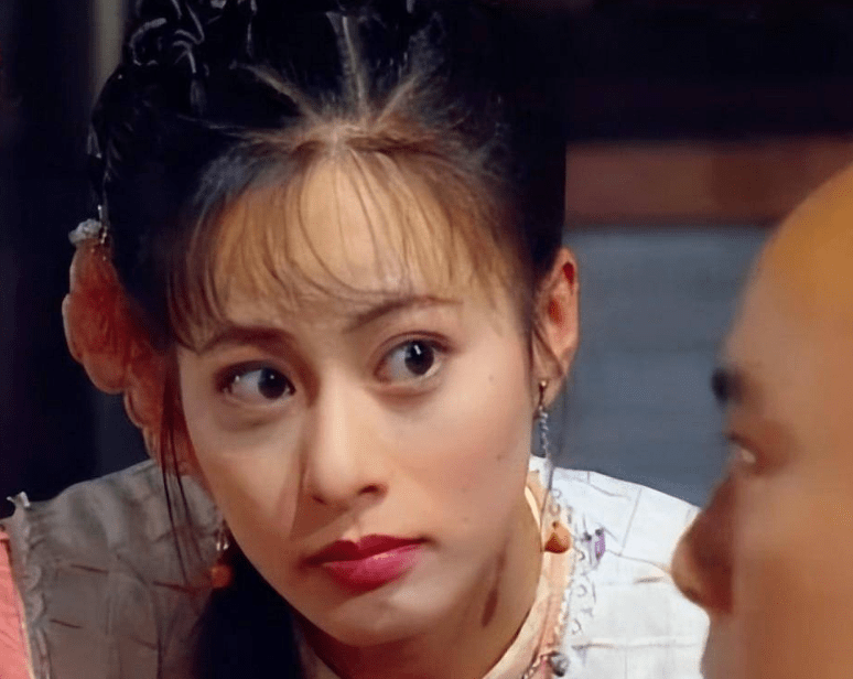 是出演紫薇的第一人选,原先定的是李婷宜饰演小燕子,赵薇饰演的是紫薇