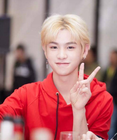 近期蔡徐坤几乎在所有榜单中名列前茅,唯独在这份榜单中位居第六_偶像