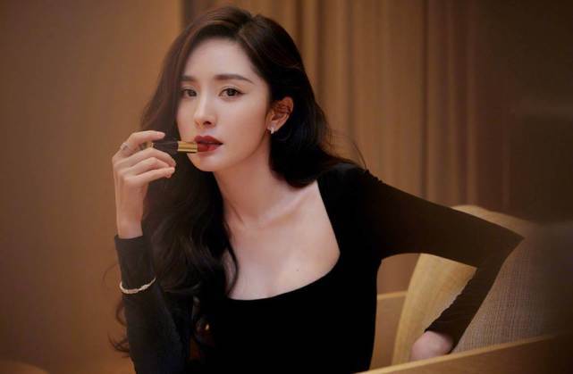 杨幂出镜画奶瓶神情显落寞,火辣身材引网友热议_因为_活动_上围