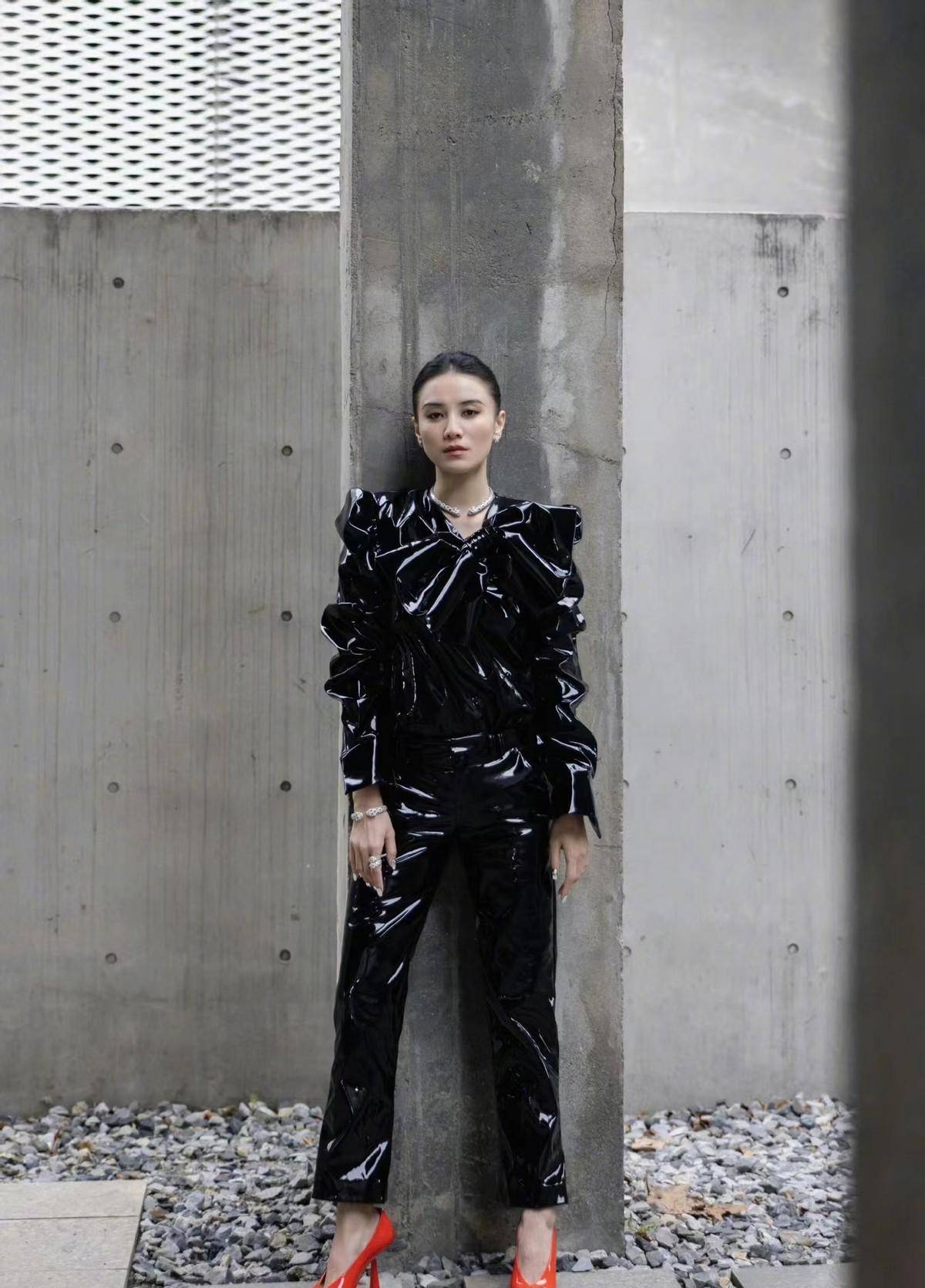 穿皮衣红鞋亮相微博之夜,更要美到外媒了_漆皮_造型_时装周