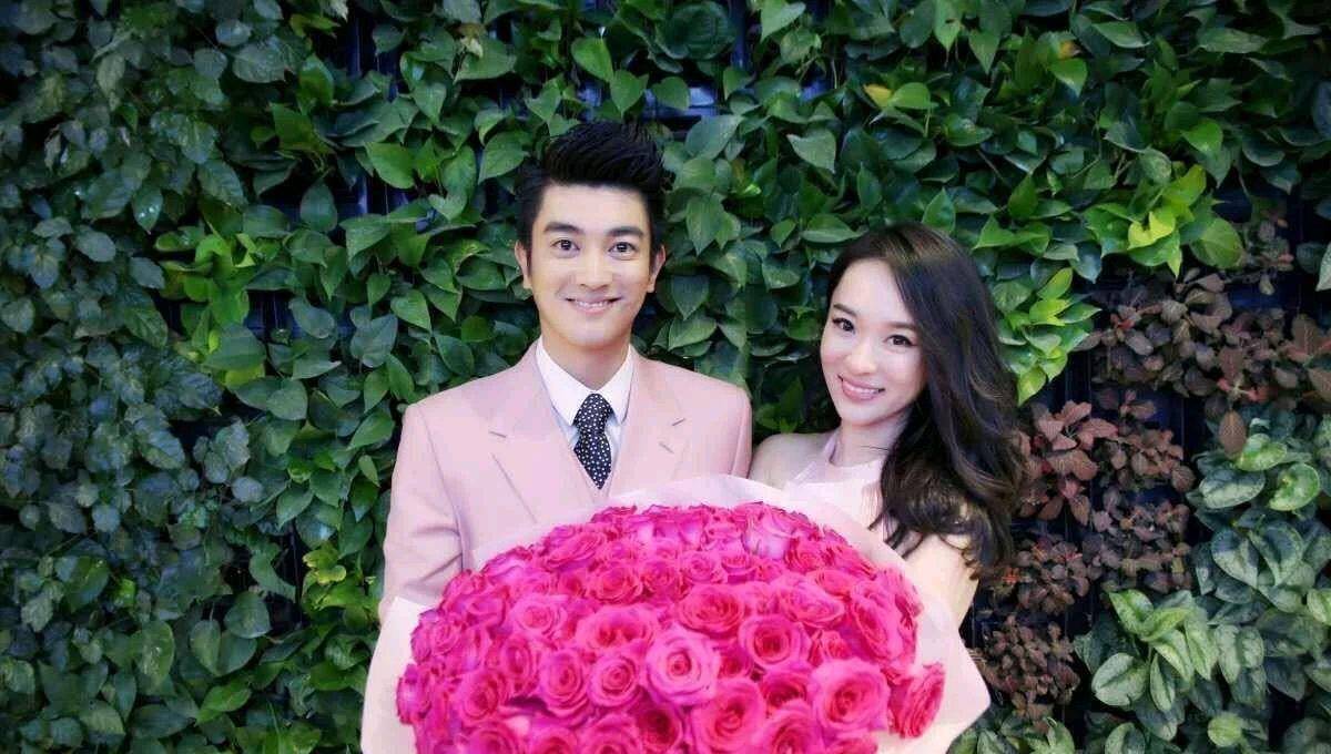 霍思燕晒和儿子同游迪士尼照,嗯哼终于被霍思燕揉出双眼皮!