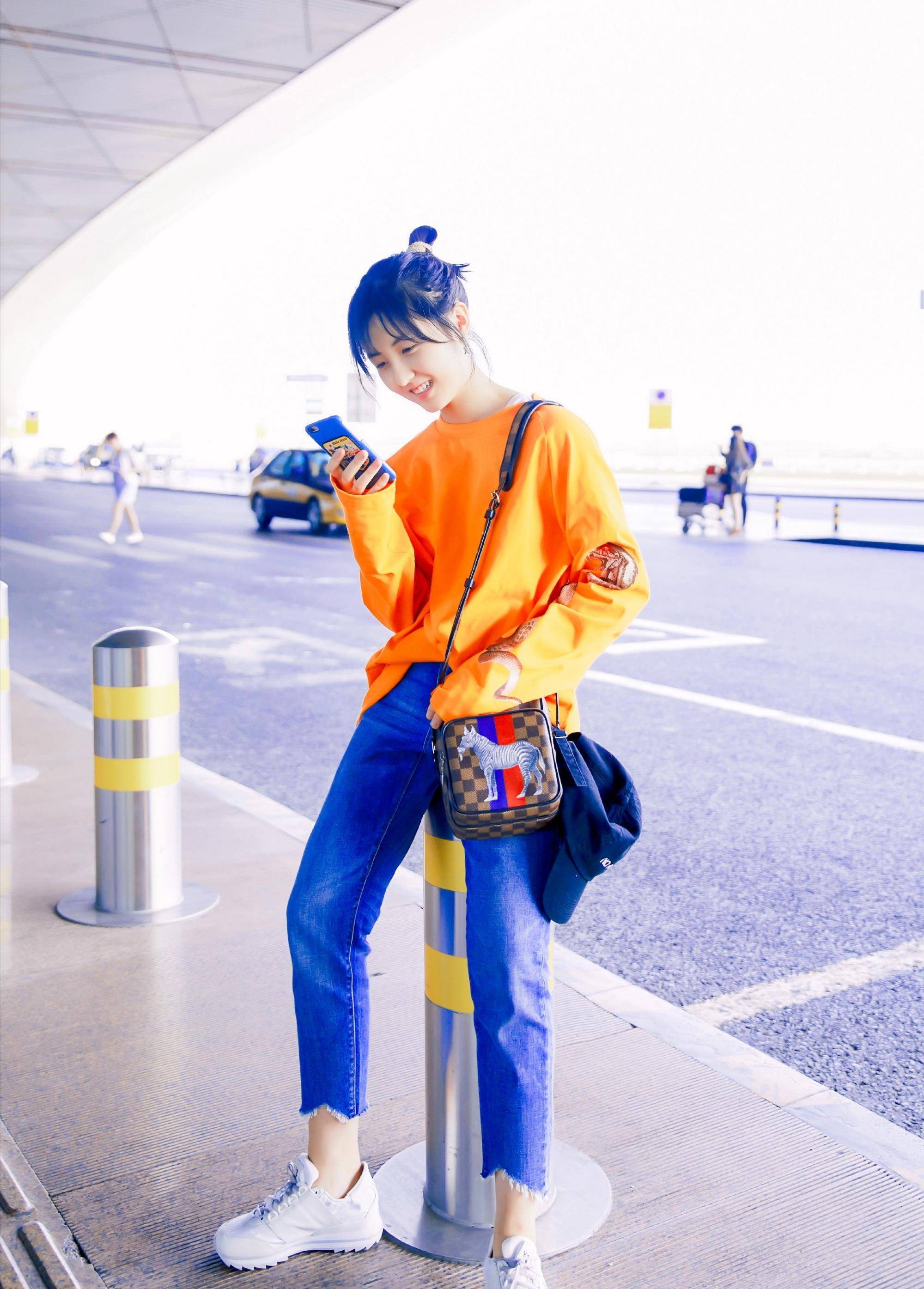 这件卫衣版型很好,像张子枫这样瘦瘦小小的女孩,这样宽松的衣服更能