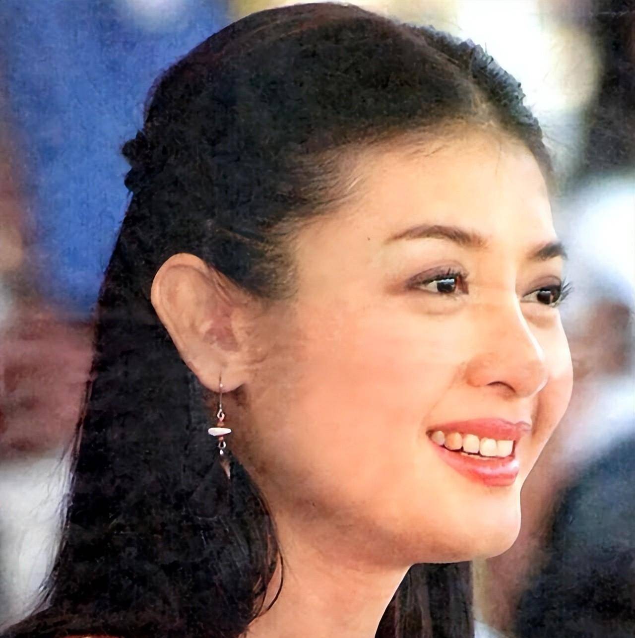 2014年泰国最美王妃,被爆出赤裸趴地给狗喂食,全程多人围观录像_拉米