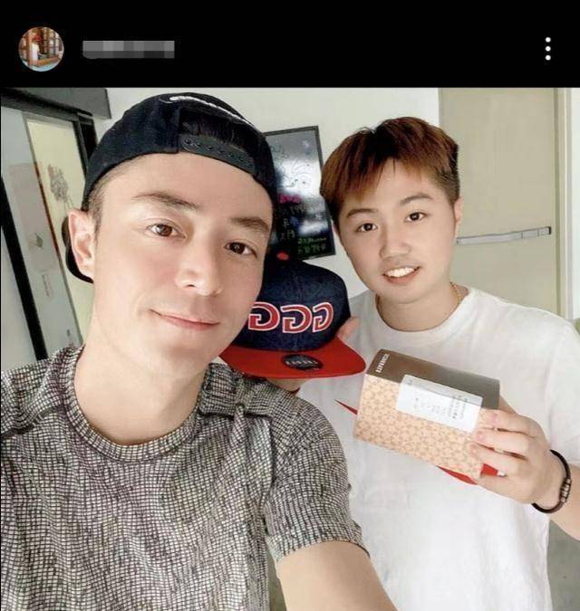 霍建华林心如俩人拍照亲密搂肩,霍建华肌肉线条明显!