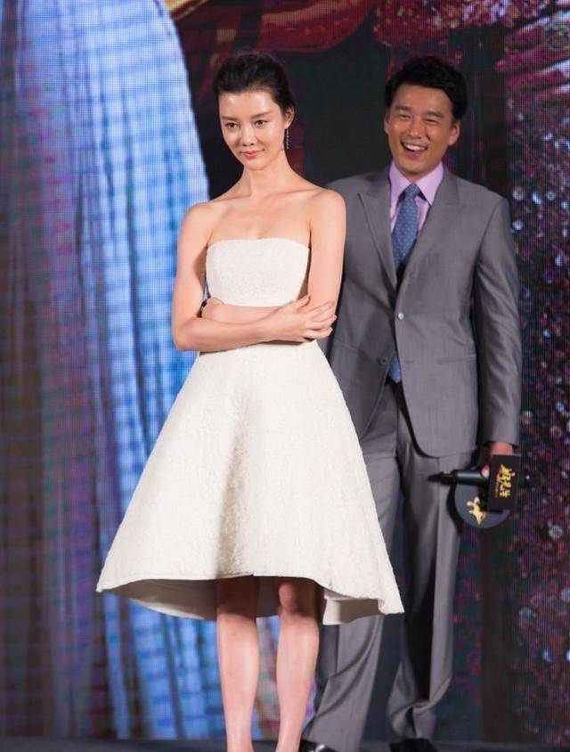 江疏影穿蟒纹套装和车晓比美,冷白皮挺占优势,显出好气色_对比_造型