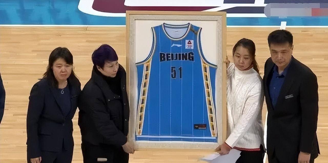 19年首钢队长吉喆肺病离世,4年后女子未再婚,恩师闵鹿蕾将退休_麦迪