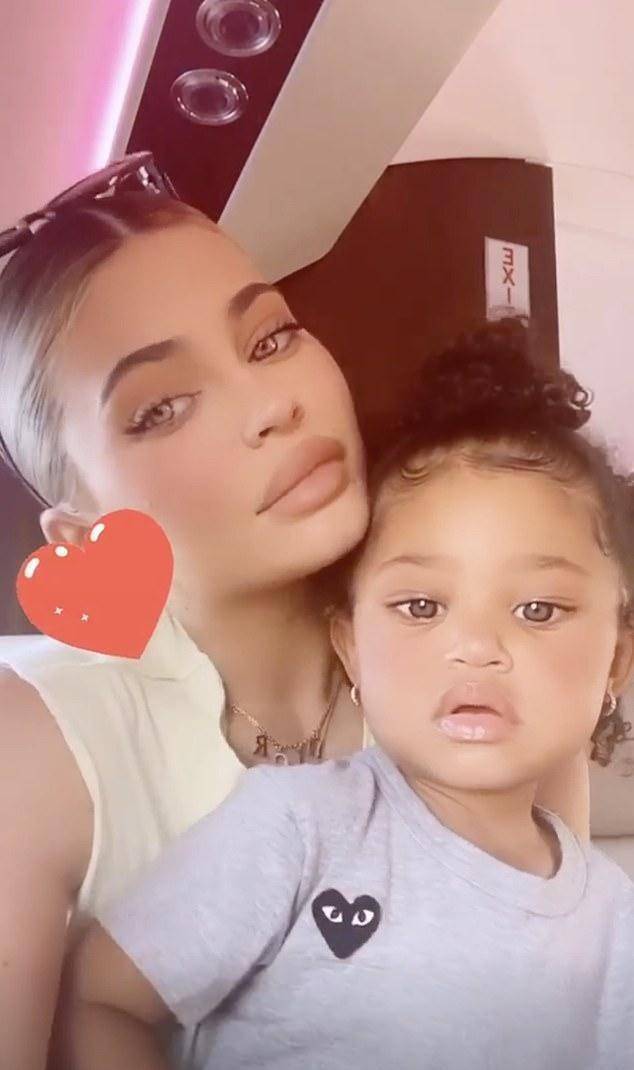 凯莉詹娜晒照,2岁斯托米比心萌翻,惹贾斯汀比伯宠爱送联名鞋_女儿