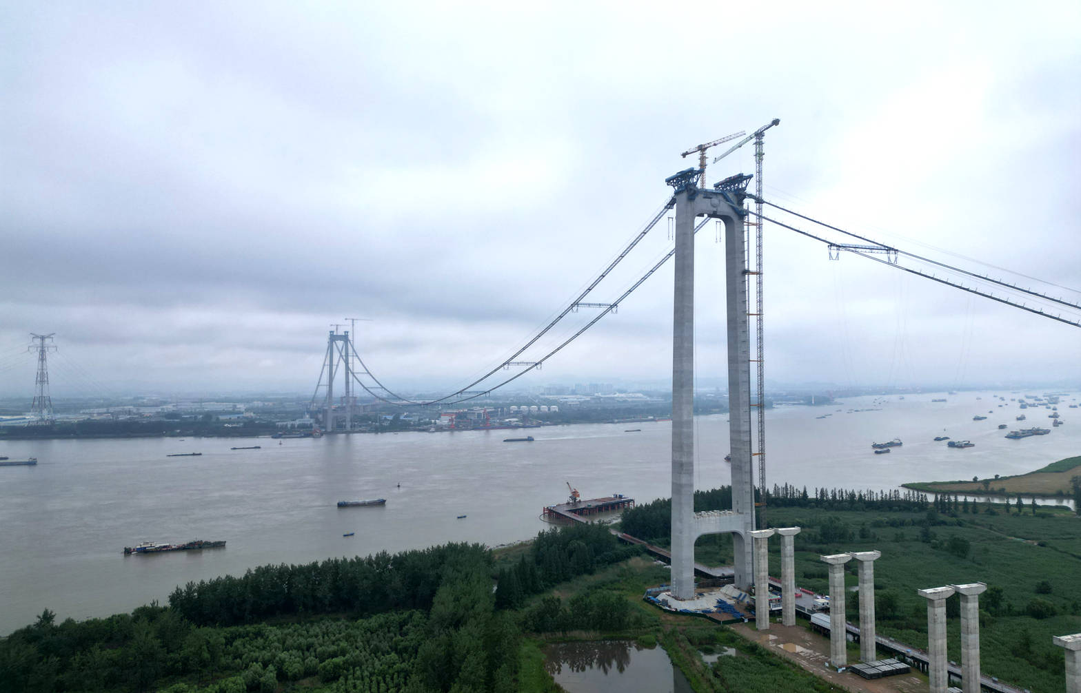 龙潭长江大桥猫道架设完成_南京_发展_建设者