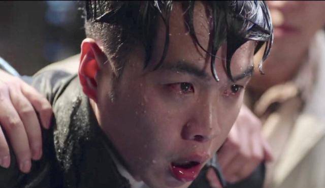 惊蛰:陈山受水刑,抱着妹妹做的鞋子痛哭,张若昀的哭戏感染力强_荒木