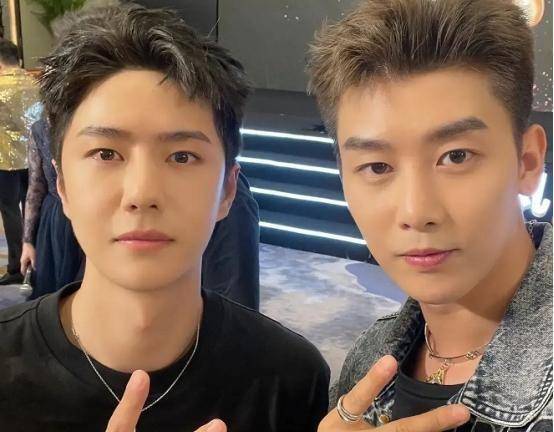 乐华土味年会太喜庆,艺人头发五颜六色,黑发的王一博却最耐看_范丞丞