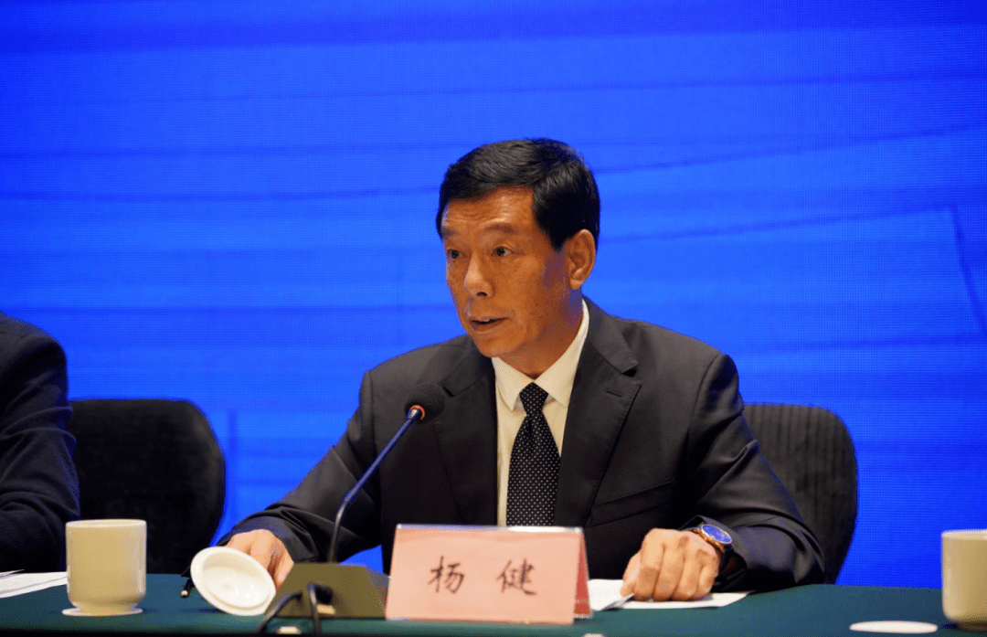 在回答记者提问时,杨健巡视员表示,在过去的一年里,四川白酒产业坚决