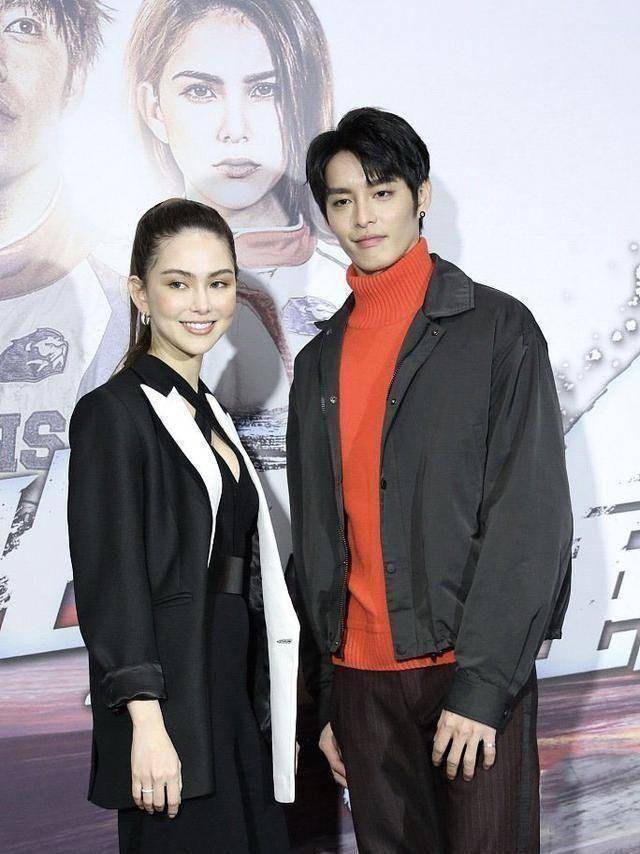 昆凌不愧是"天王嫂",黑色外套配束腰连体裤优雅大气,显高显瘦_女性