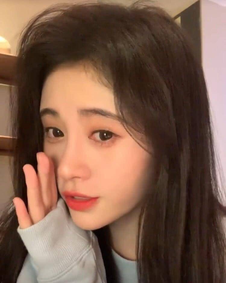 鞠婧祎宅家弹唱尤克里里,头发凌乱睡眼朦胧,动态下鼻子超自然_气质