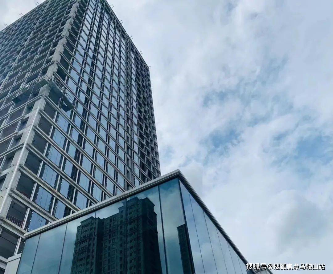 (上)苏荷汇沿河景观与商业效果图(下)在建中的苏荷