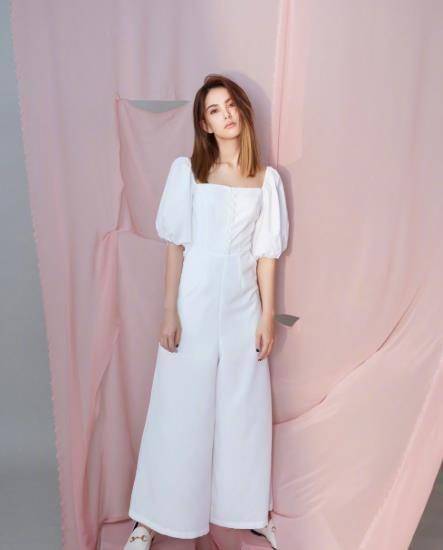 昆凌虽然已经是两个孩子的妈妈,但是身材保养有术,很快就恢复了身材