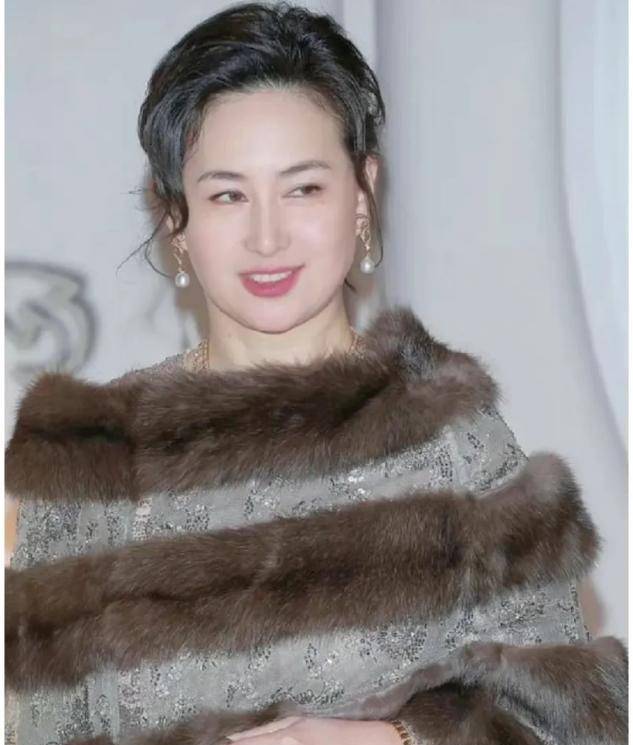 真正的"明星表演"来了:61岁的何超琼,优雅妩媚,不做美不做老_造型