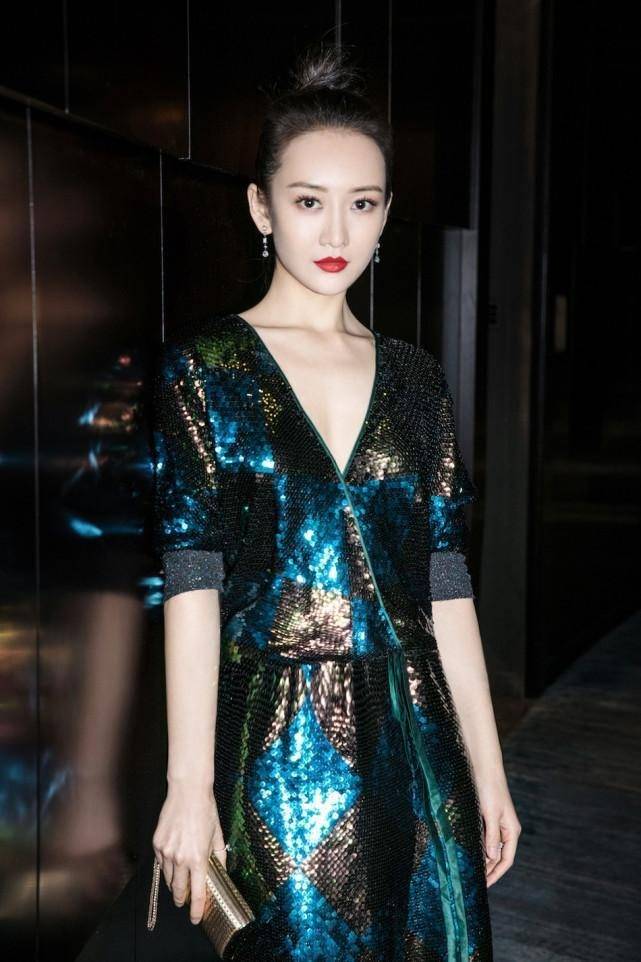 38岁谢娜又穿亮片裙出席活动,这回搭配齐肩短发,气质更出众了_裙子
