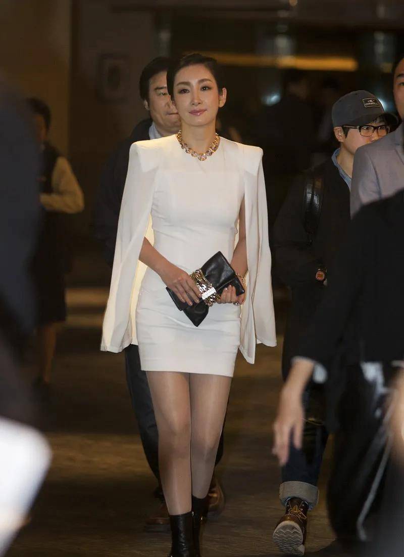 秦海璐的倾城脸蛋发福了也不太好看,穿这么靓丽的裙子,太高调了_披风