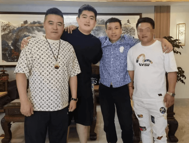 照片中的牛牛身着黑色t恤,站在龙亨与魏三之间略显拘谨,因为是第一次