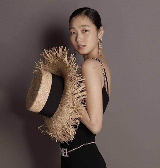 金高银chanel风穿搭成熟典雅,欲挑战jennie"人间香奈儿"称号?