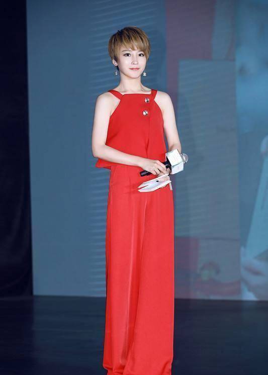 看了谢楠长发的样子,网友都说太漂亮了,柳岩成了陪衬_气质_时分_短发