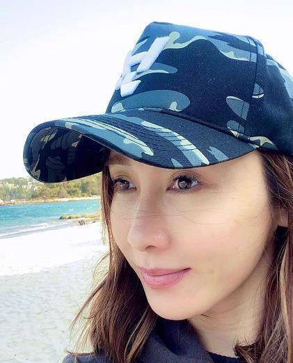 阔太黎姿罕见晒素颜照,睫毛长翘比妆后还好看,状态超好哪像快50_蓝色