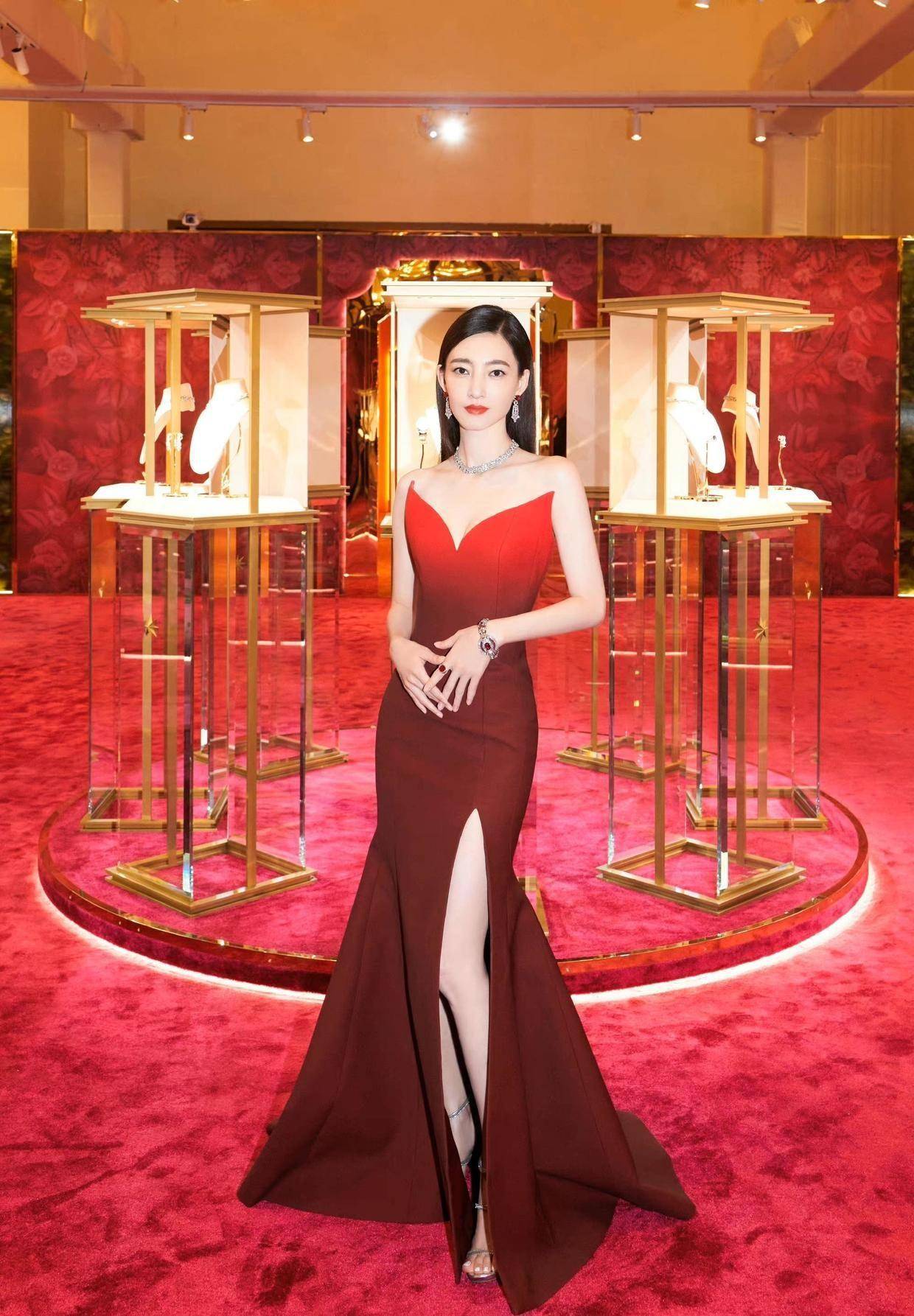 就像这次王丽坤一样,她穿的这件黑色镂空抹身材连衣裙,领口融入了v领.