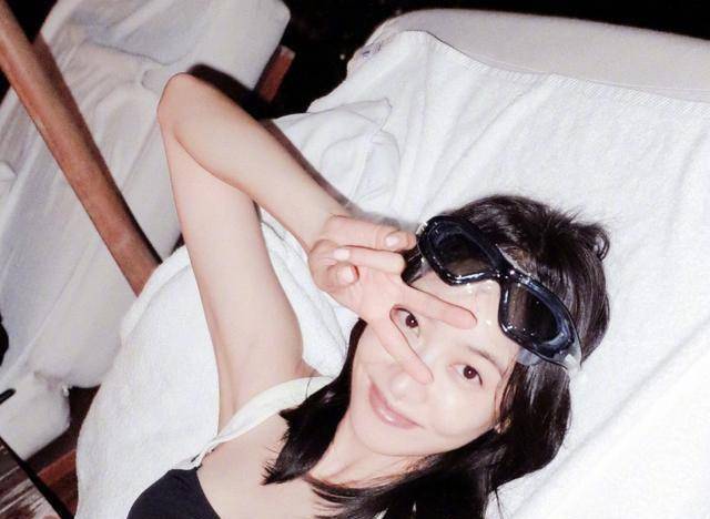 宋茜本人也趁热放出泳装照,回应关于自己肥胖臃肿的质疑——看吧,咱